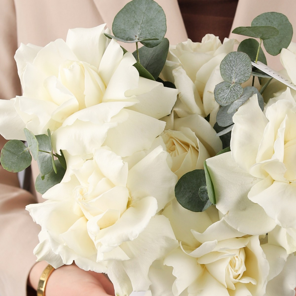 francuzskie rozy s ekvaliptom v korobke  7